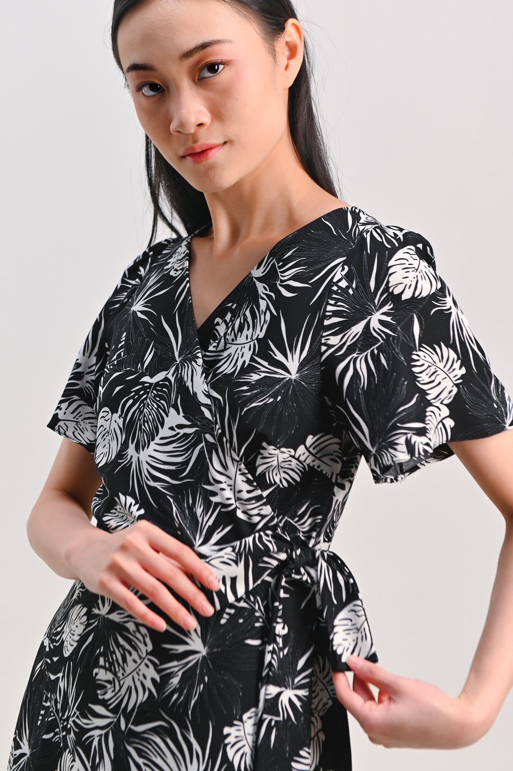 CHARLIZE SLEEVED TIE-SASH DRESS IN BLACK FOLIAGE CHARLIZE SLEEVED TIE-SASH DRESS IN BLACK FOLIAGE
