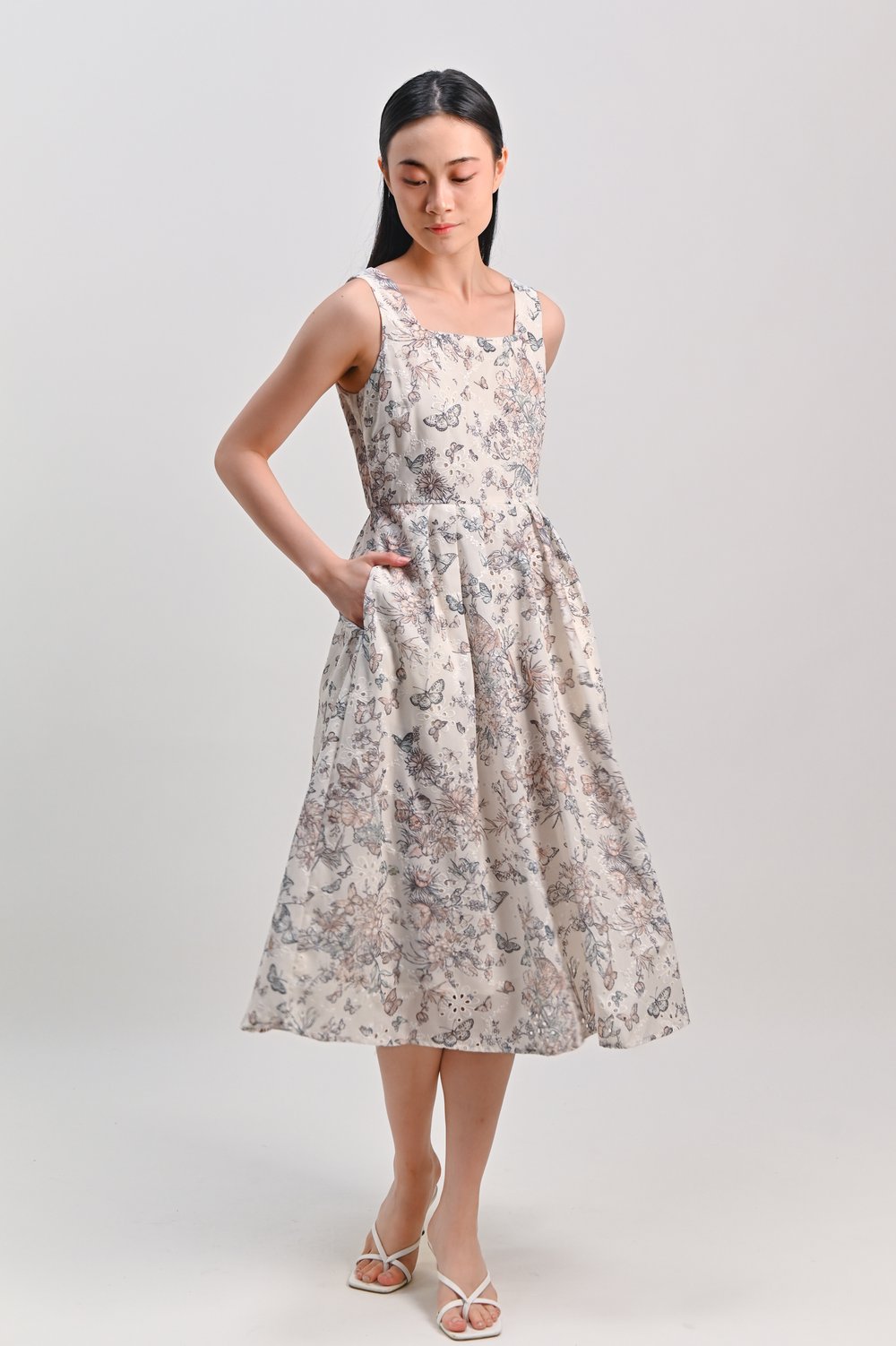 JUSTY BUTTERFLY SLEEVELESS PLEAT MIDI DRESS IN PEACH JUSTY BUTTERFLY SLEEVELESS PLEAT MIDI DRESS IN PEACH
