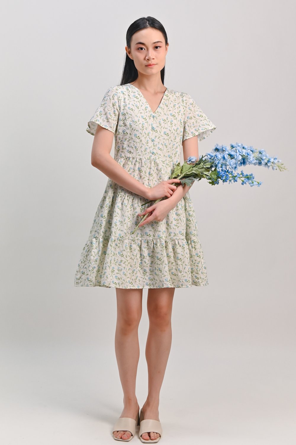 ELOWEN BLUE FLORAL BUTTON TIERED DRESS ELOWEN BLUE FLORAL BUTTON TIERED DRESS