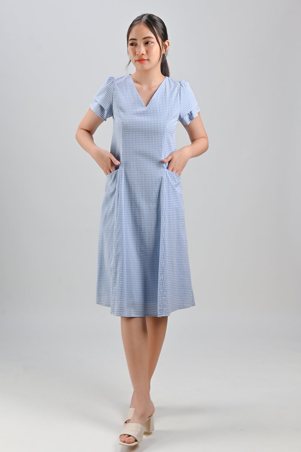 VERIE GINGHAM SLEEVED MIDI DRESS IN BLUE VERIE GINGHAM SLEEVED MIDI DRESS IN BLUE