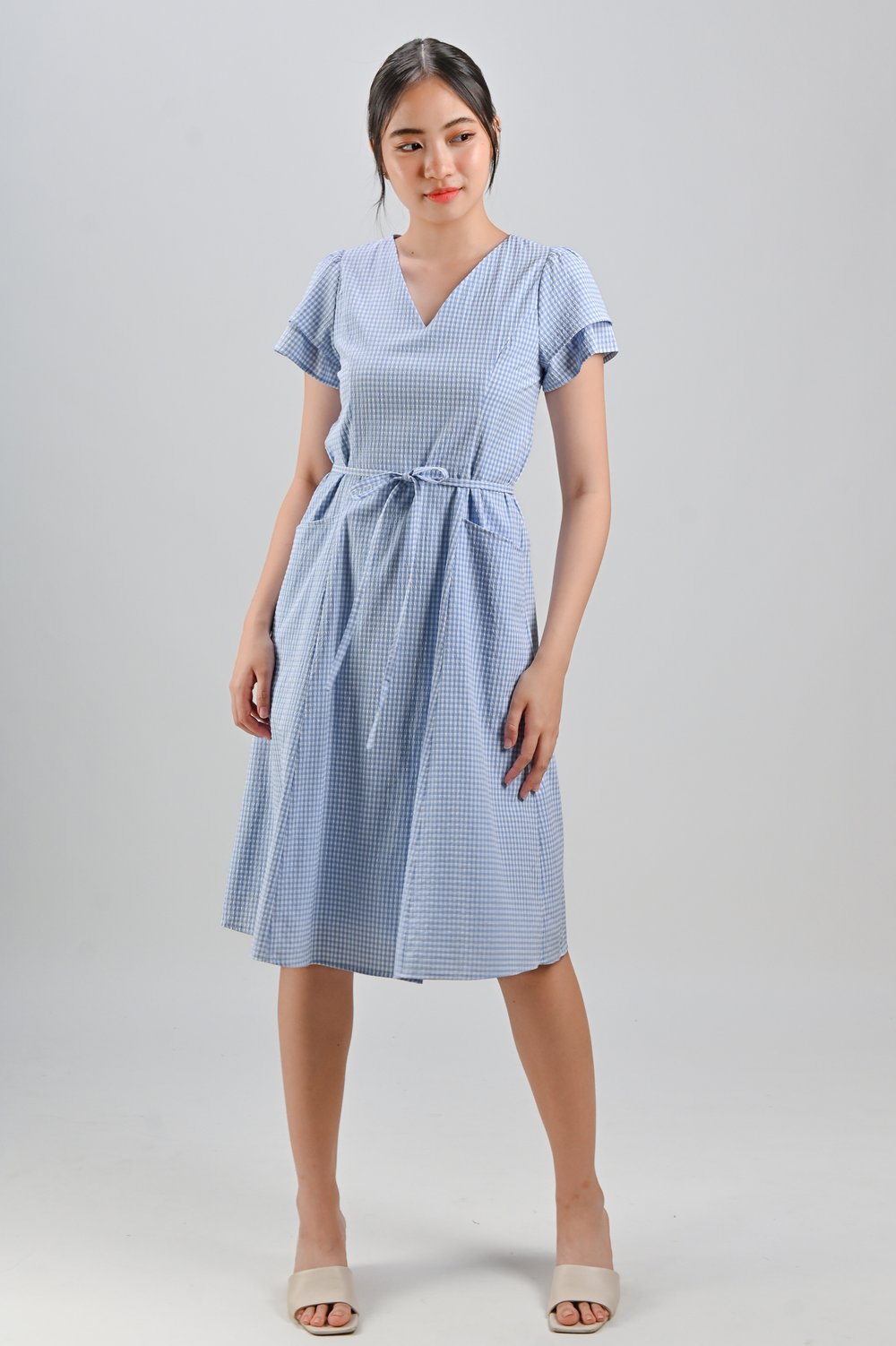 VERIE GINGHAM SLEEVED MIDI DRESS IN BLUE VERIE GINGHAM SLEEVED MIDI DRESS IN BLUE