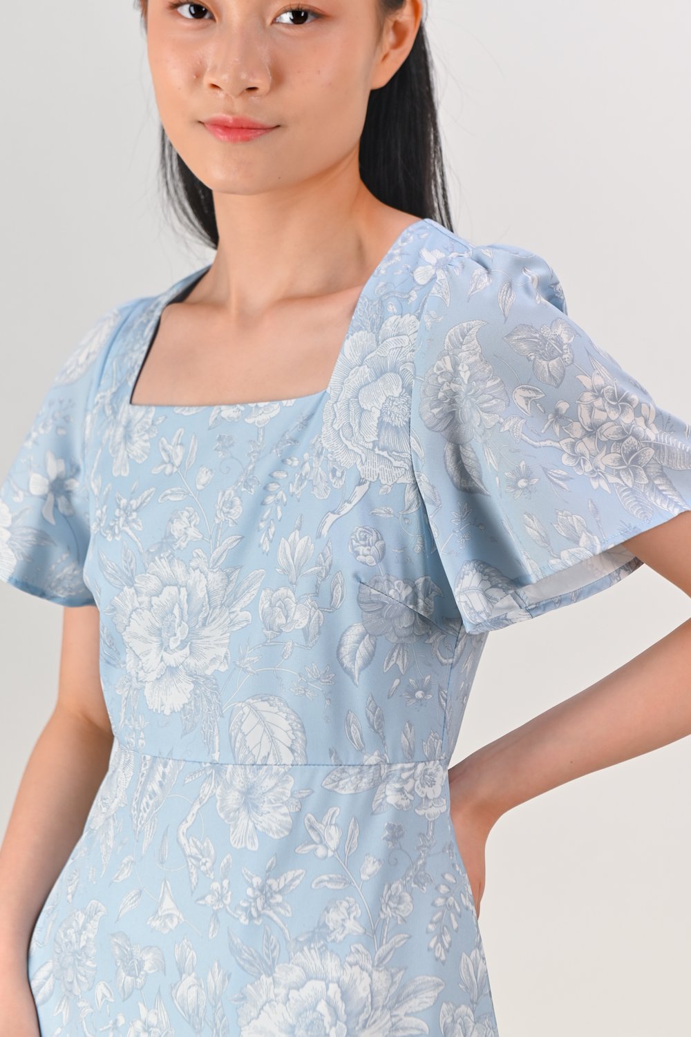 BLUE PORCELAIN BLOOMS SQUARE-NECK SLEEVED MIDI DRESS BLUE PORCELAIN BLOOMS SQUARE-NECK SLEEVED MIDI DRESS