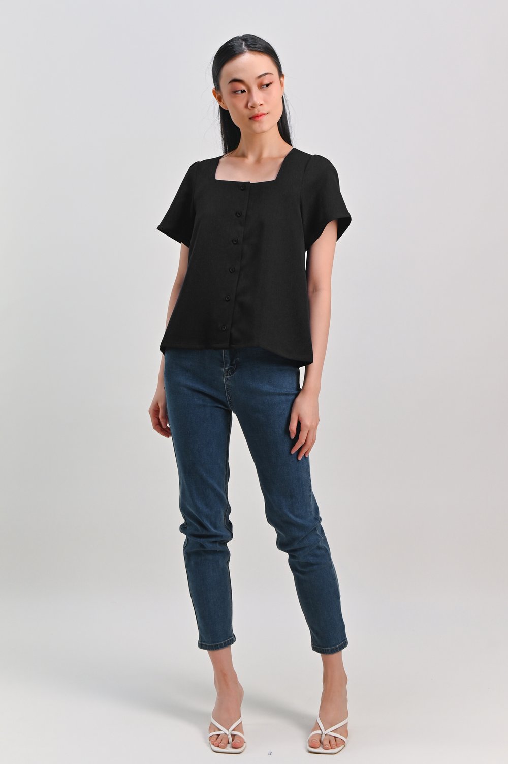 LULIE SQUARE-NECK SLEEVED TOP IN BLACK LULIE SQUARE-NECK SLEEVED TOP IN BLACK