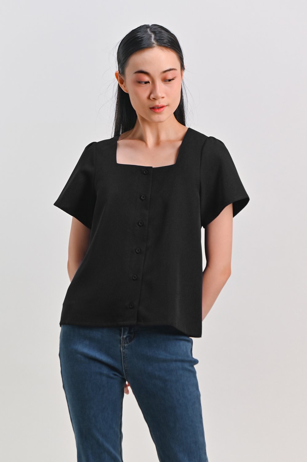 LULIE SQUARE-NECK SLEEVED TOP IN BLACK LULIE SQUARE-NECK SLEEVED TOP IN BLACK