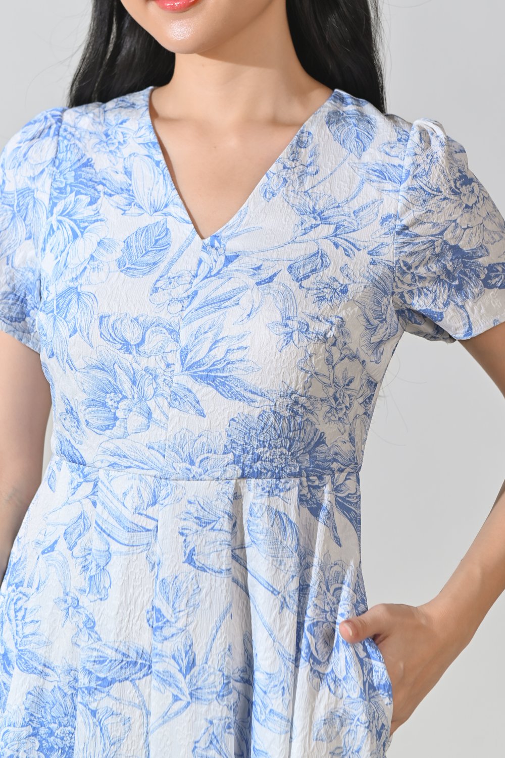 KENYE EMBOSSED SLEEVED DRESS IN BLUE PORCELAIN KENYE EMBOSSED SLEEVED DRESS IN BLUE PORCELAIN