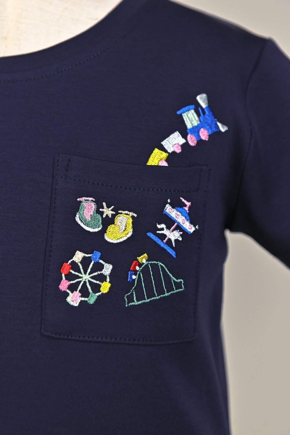 CARNIVAL NAVY EMB. POCKET KIDS’ TEE CARNIVAL NAVY EMB. POCKET KIDS’ TEE