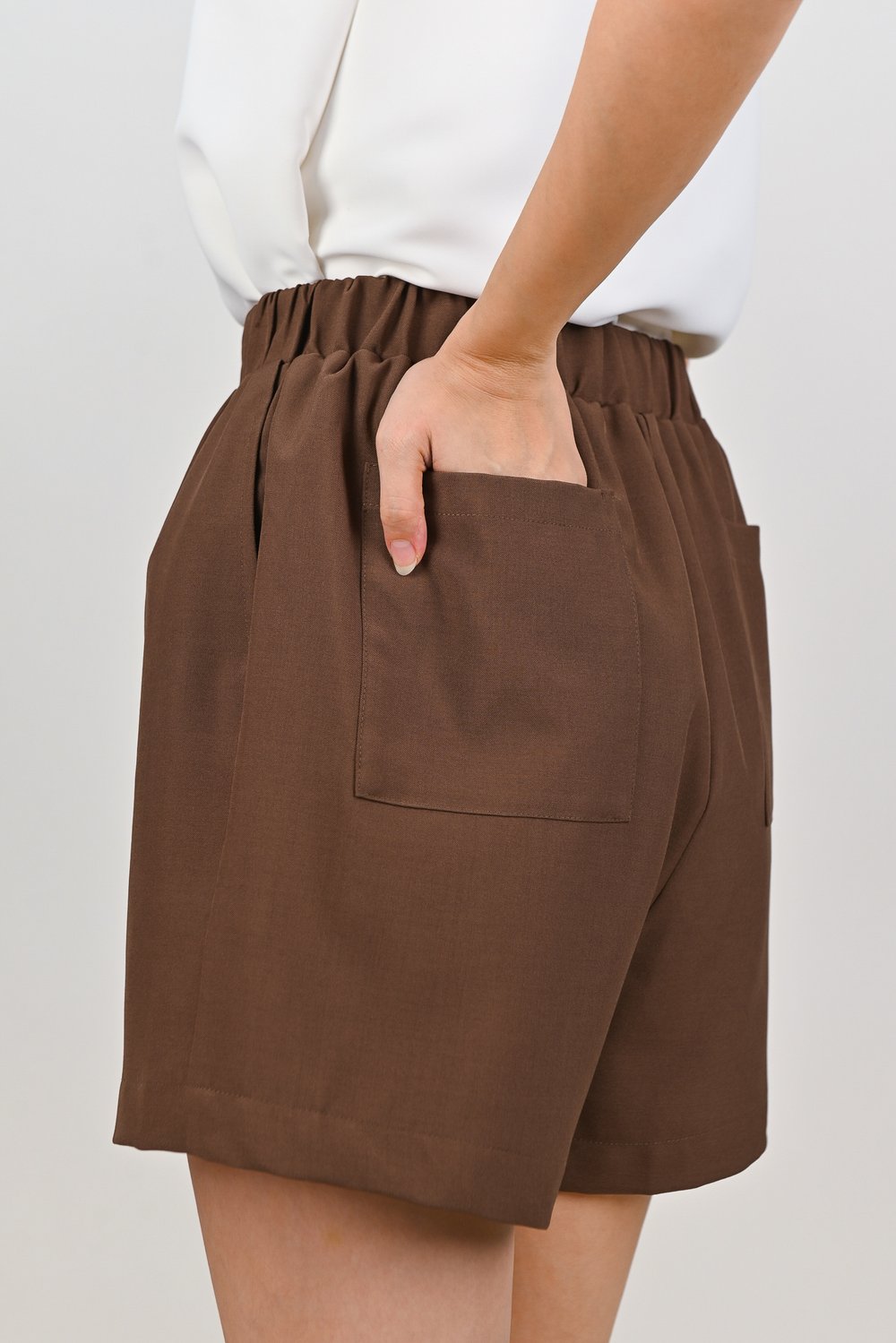 ZENYA ELASTIC-WAIST SHORTS IN COCOA