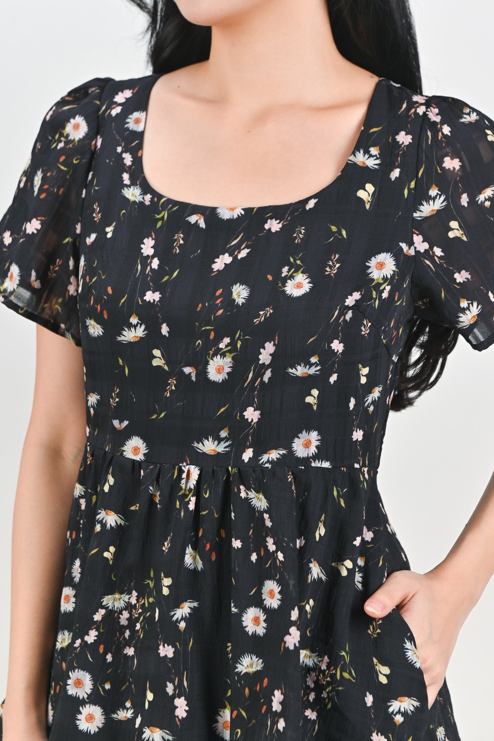 AUREN FLORAL SLEEVED TIERED DRESS IN BLACK