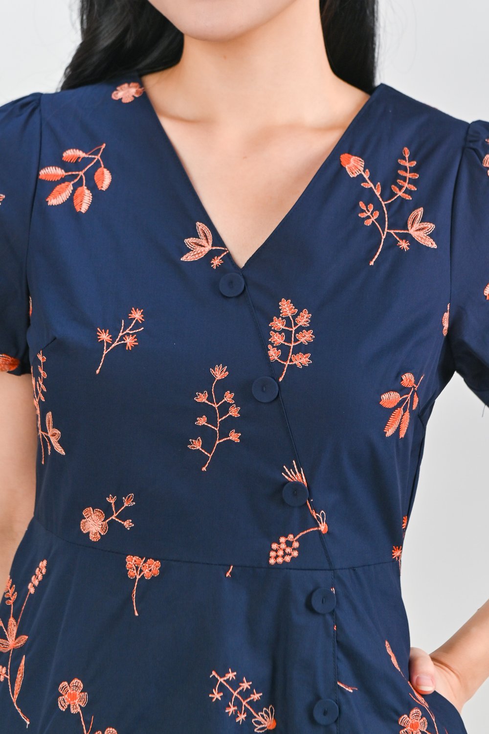 SOLSTICE NAVY EMBROIDERED SLEEVED MIDI DRESS SOLSTICE NAVY EMBROIDERED SLEEVED MIDI DRESS