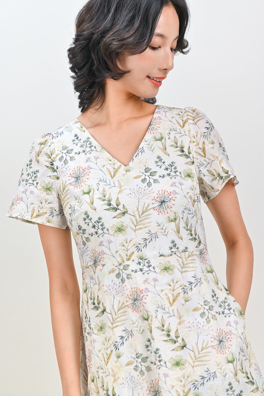 ORIELLE EMB. FLORAL V-NECK SLEEVED DRESS ORIELLE EMB. FLORAL V-NECK SLEEVED DRESS