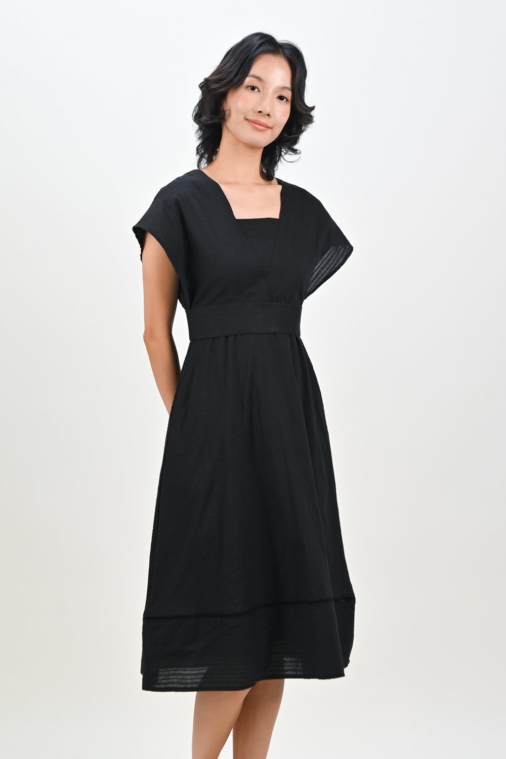 AURAYA KIMONO SLEEVED MIDI DRESS IN BLACK
