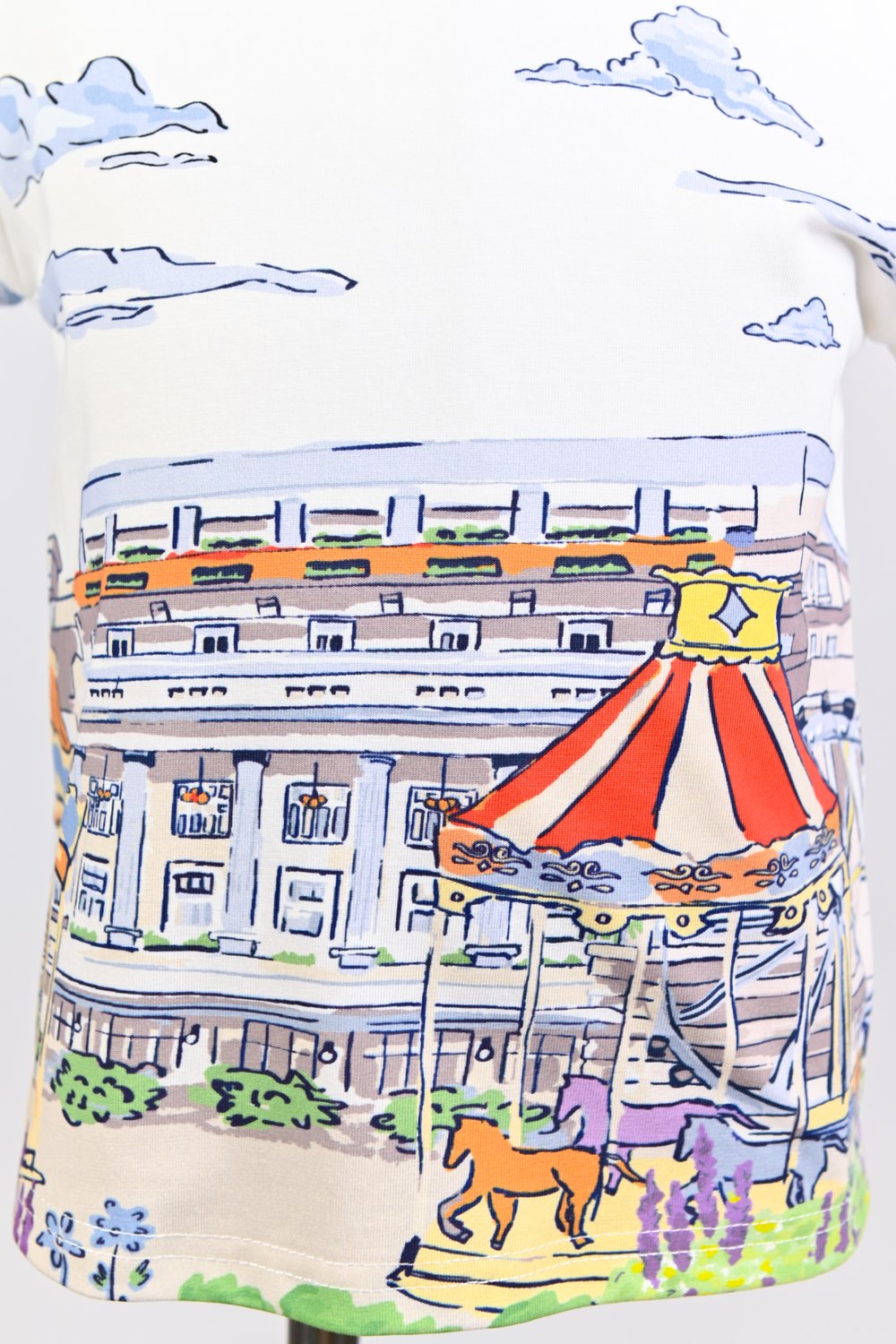 COLONIAL COURTYARD KIDS’ TEE