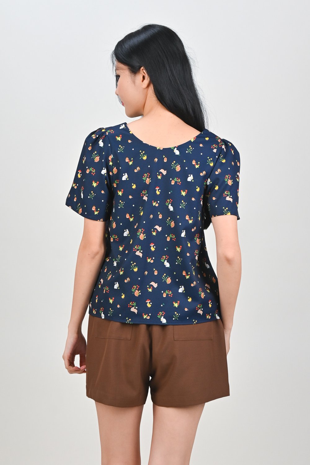 GENTLE GARDENS SLEEVED BUTTON TOP