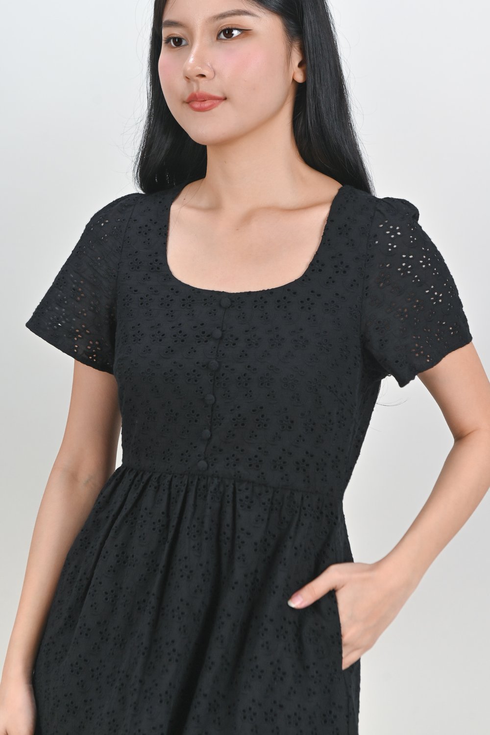 EZURYN EYELET SCOOP-NECK SLEEVED DRESS IN BLACK
