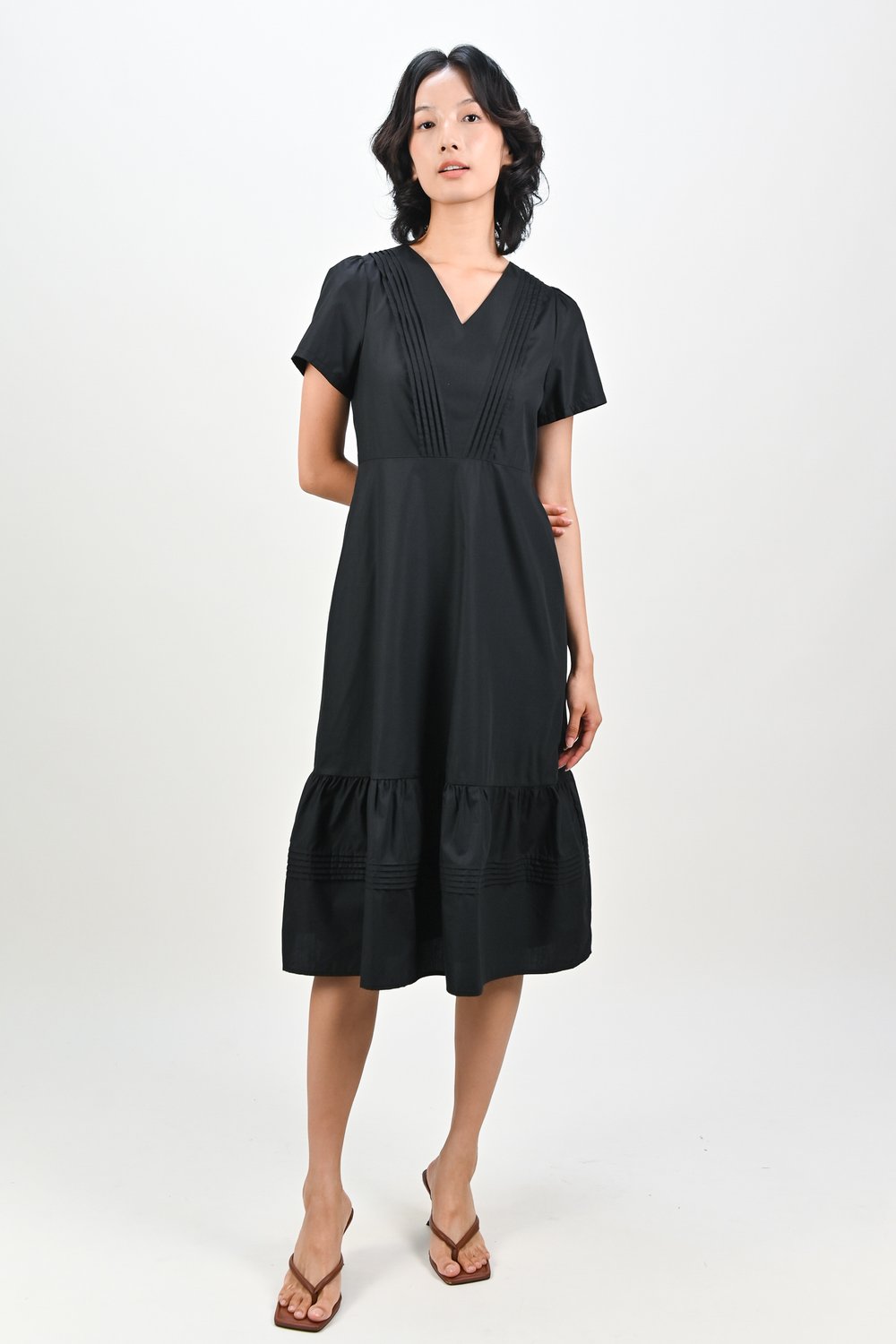 TAISIA SLEEVED PINTUCK MIDI DRESS IN BLACK