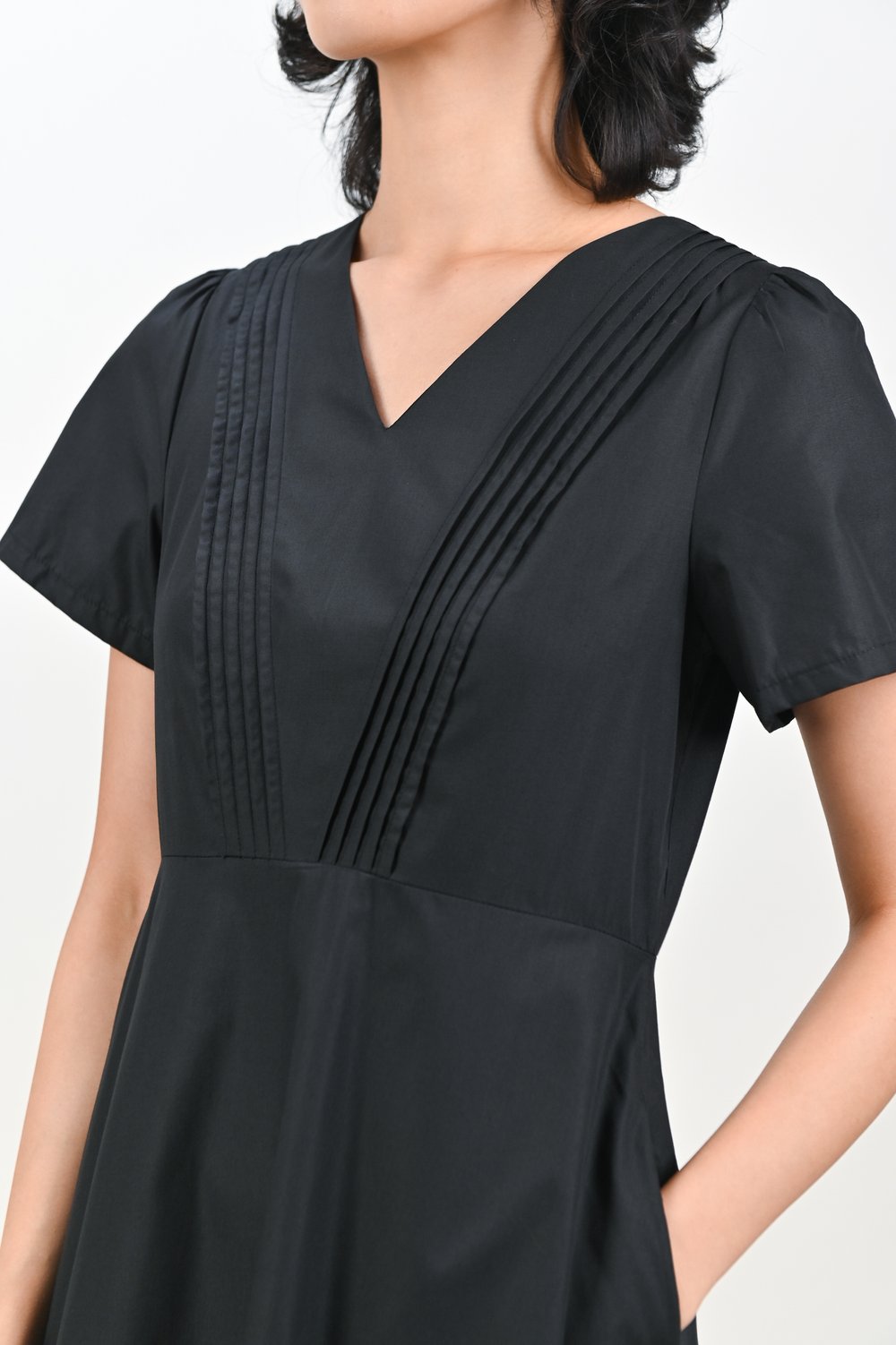 TAISIA SLEEVED PINTUCK MIDI DRESS IN BLACK