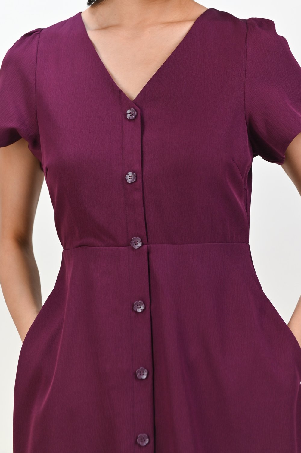 SASHA SLEEVED FLOWER-BUTTON DRESS IN MAROON