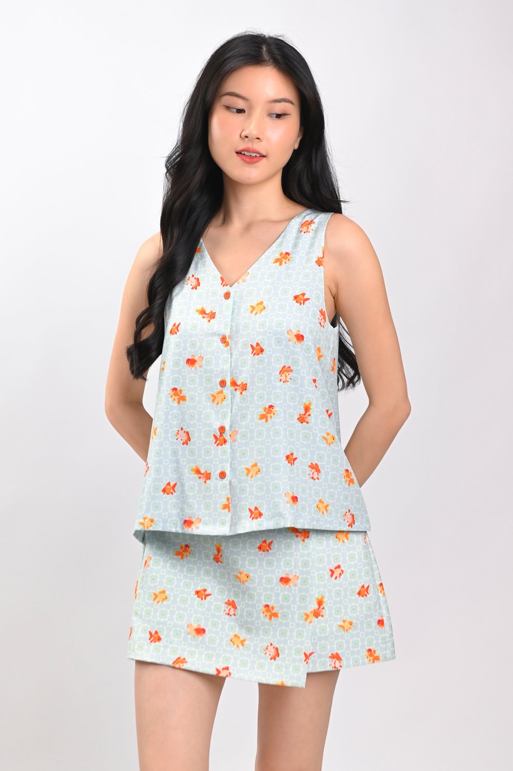 LUCKY RIVER TWO-WAY BUTTON TOP