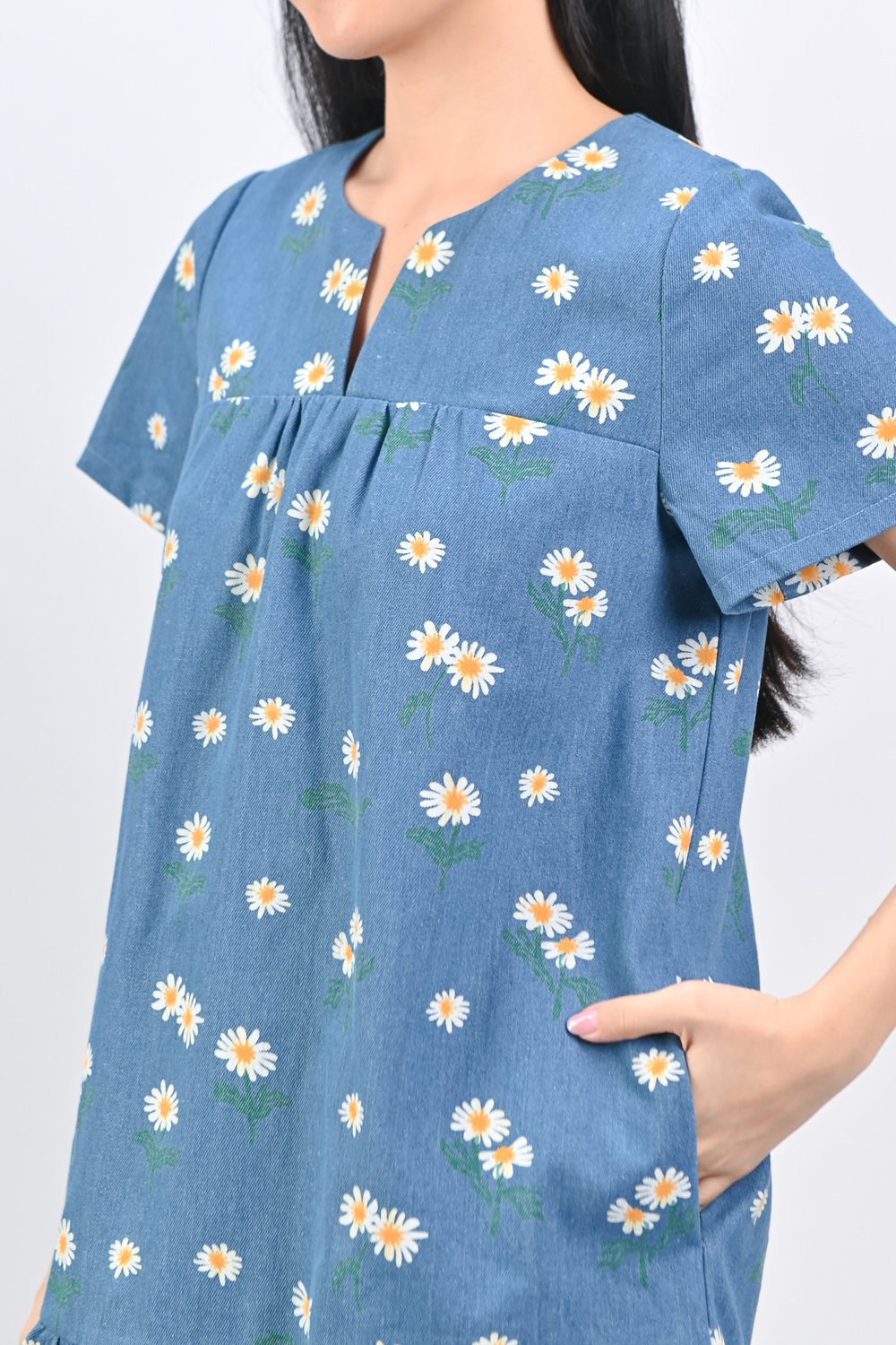 YALARA DENIM FLORAL NOTCHED-NECK DRESS IN MID-WASH