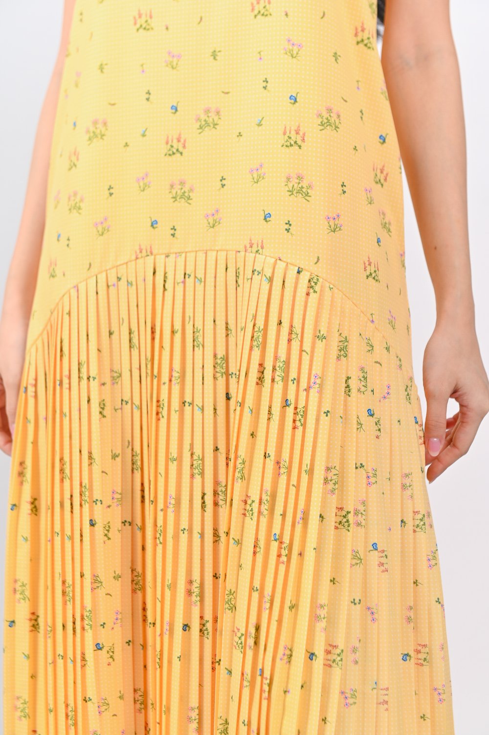 MAREVIA SLEEVED CURVED-PLEAT DRESS IN YELLOW FLORAL