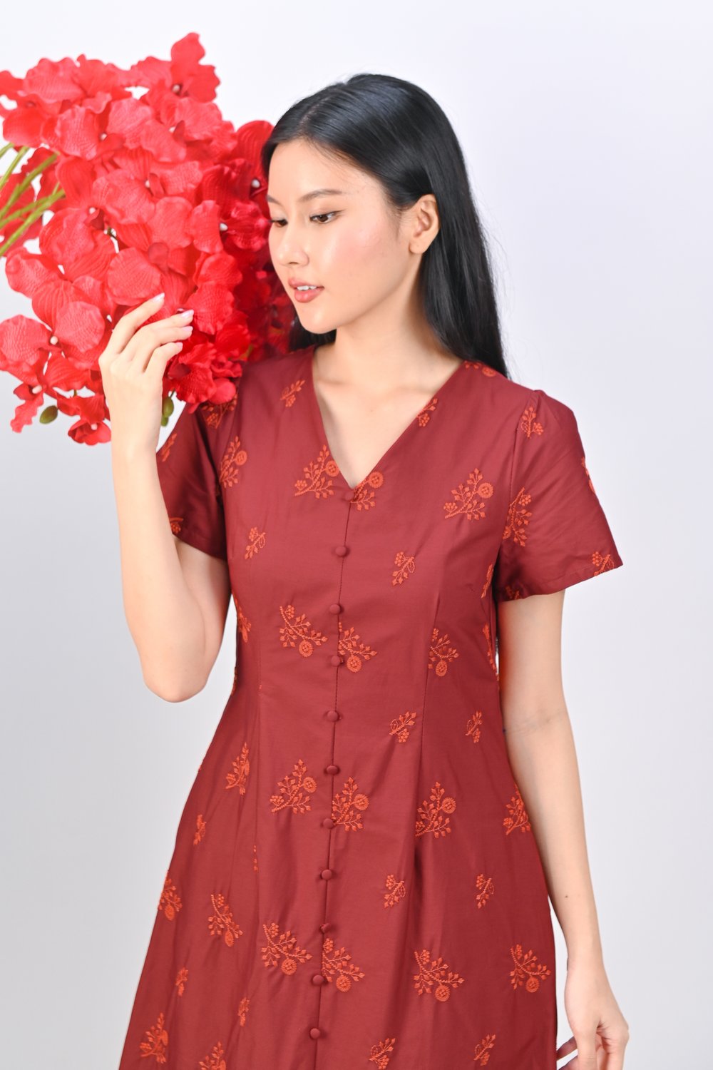 ZIYU EMB. V-NECK SLEEVED MIDI DRESS IN WINE