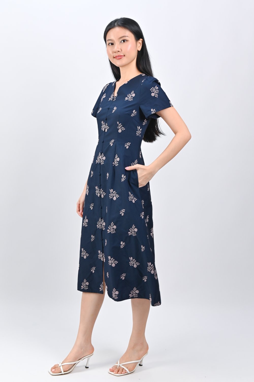 ZIYU EMB. V-NECK SLEEVED MIDI DRESS IN NAVY