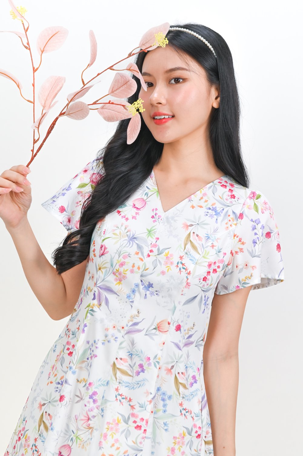XYLIN V-NECK PANELLED SLEEVED DRESS IN WHITE FLORAL