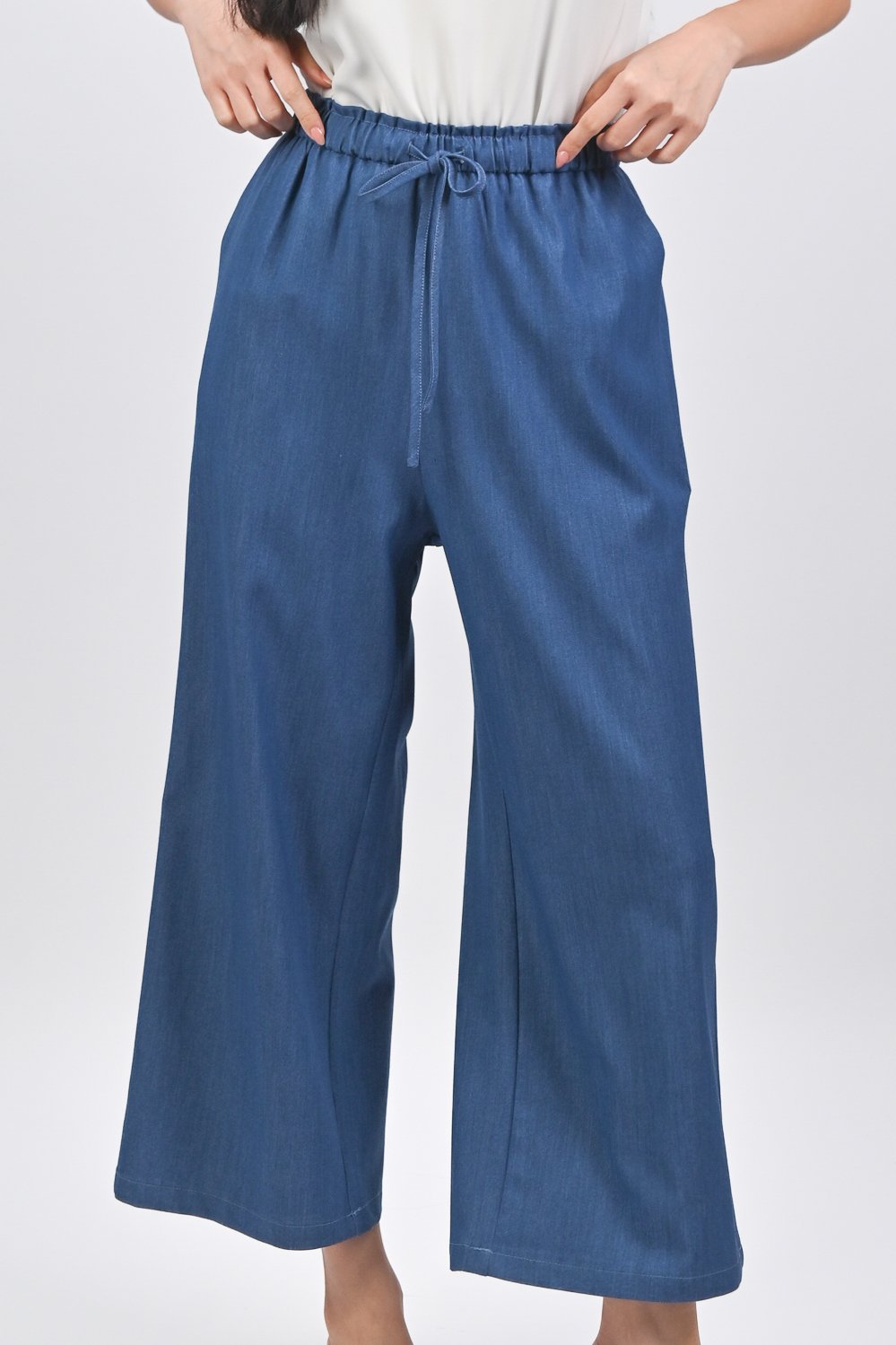 JYUN DENIM-LOOK DRAWSTRING PANTS IN MID-WASH