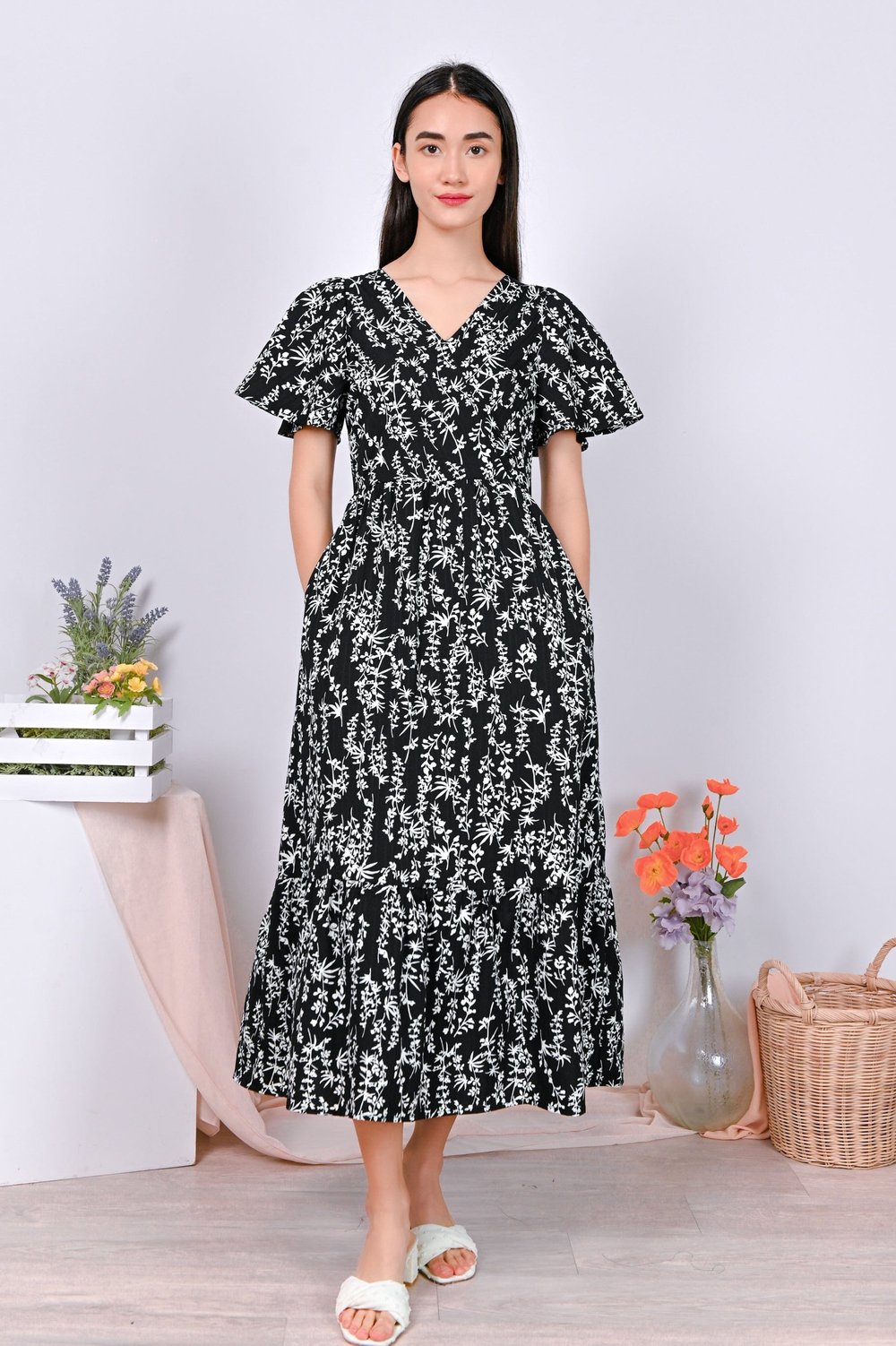 DELLA TEXTURED DRESS IN BLACK DELLA TEXTURED DRESS IN BLACK