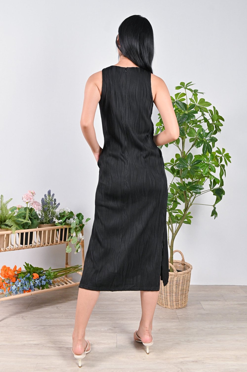 HEDDI CURVED LINES SLEEVELESS DRESS IN BLACK