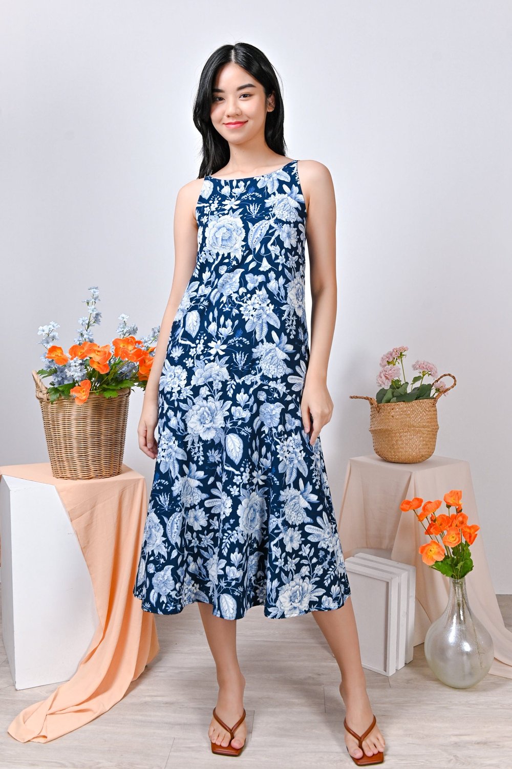 PORCELAIN BLOOMS TWO-WAY DRESS IN NAVY PORCELAIN BLOOMS TWO-WAY DRESS IN NAVY