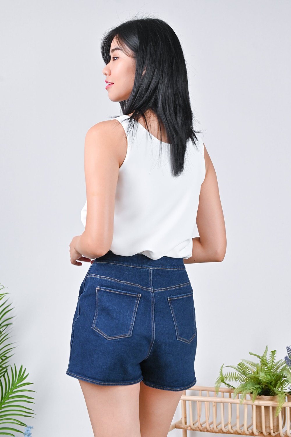 KATRINE DENIM SHORTS IN MID-WASH