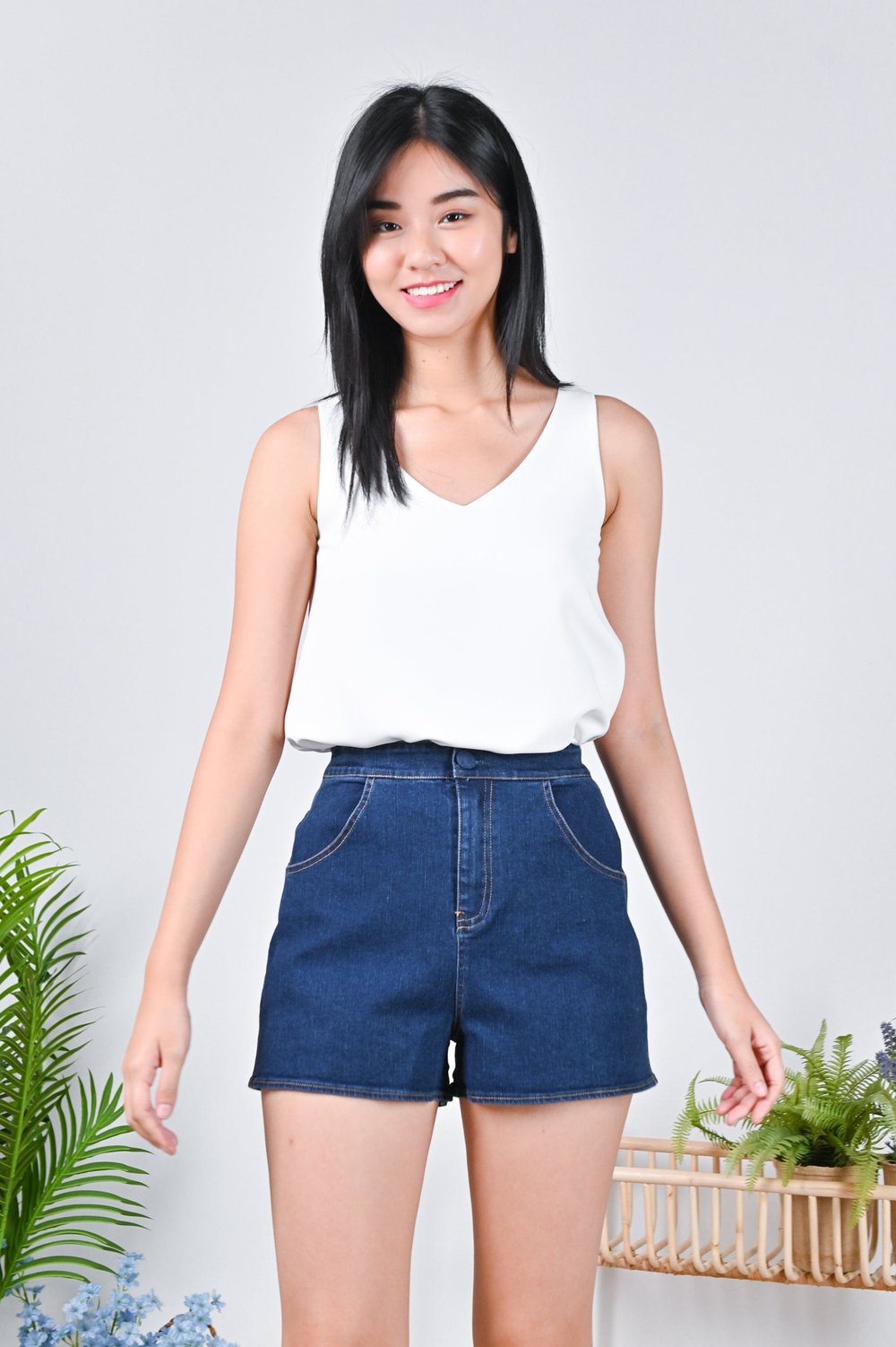 KATRINE DENIM SHORTS IN MID-WASH