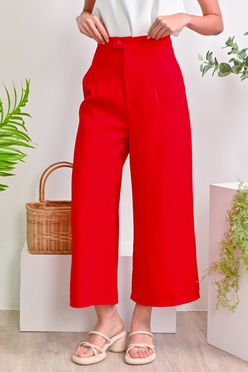 MIN PANTS IN RED