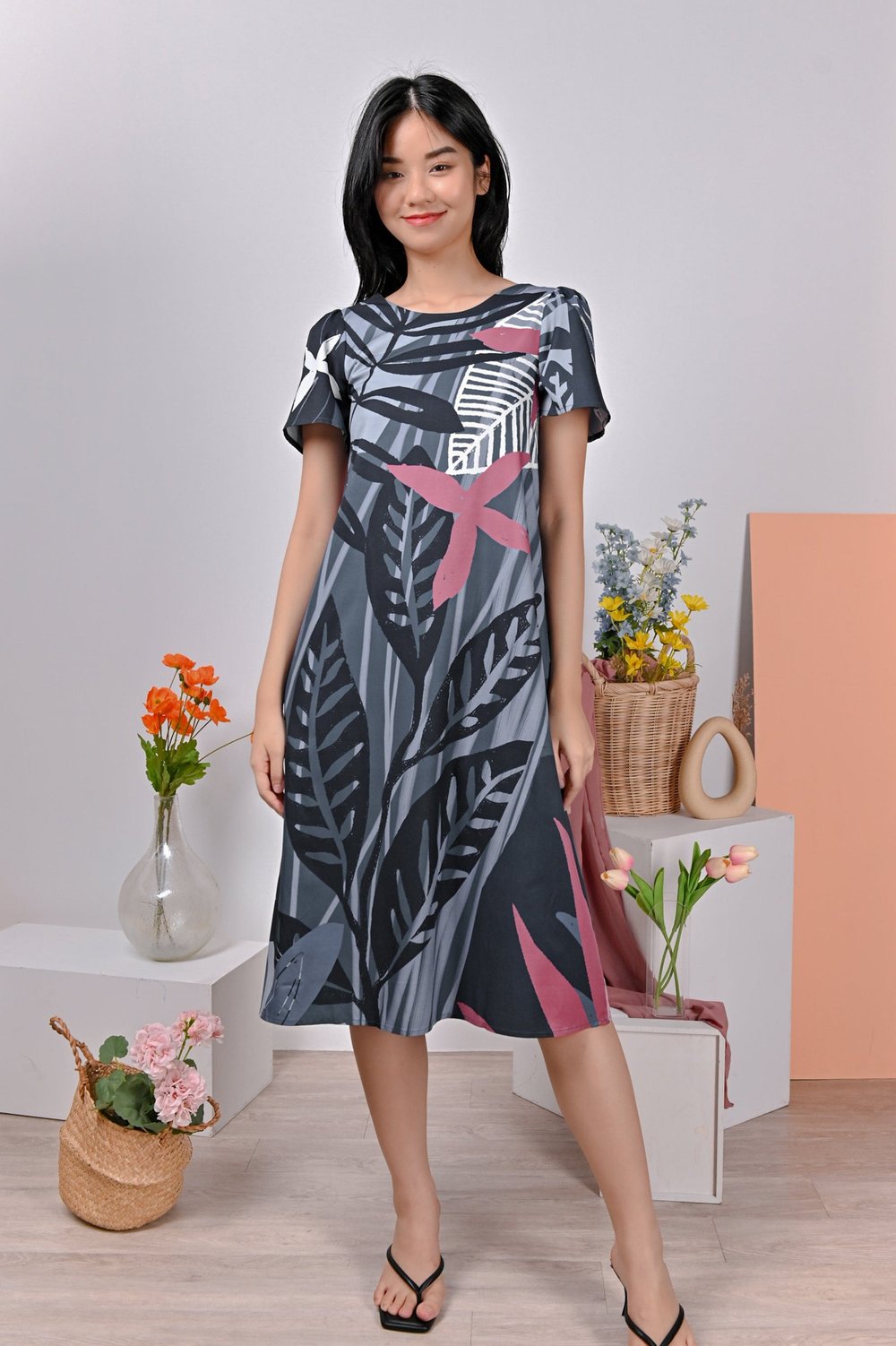 FAMED FOREST SLEEVED DRESS IN GREY