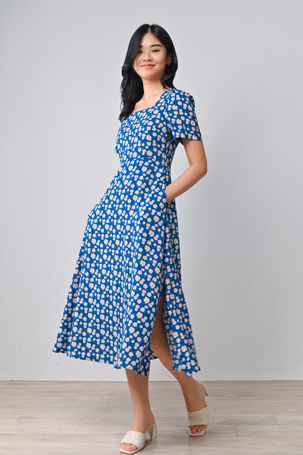 MARA FLORAL SQUARE-NECK DRESS IN BLUE