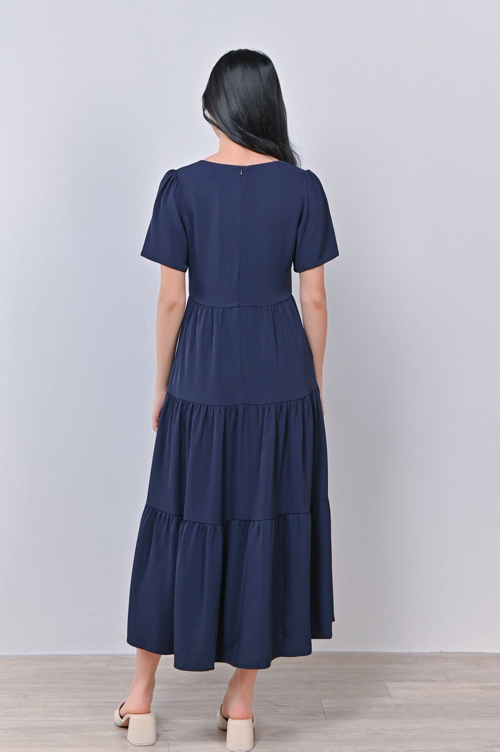 TISHA TIERED SWEETHEART DRESS IN NAVY TISHA TIERED SWEETHEART DRESS IN NAVY