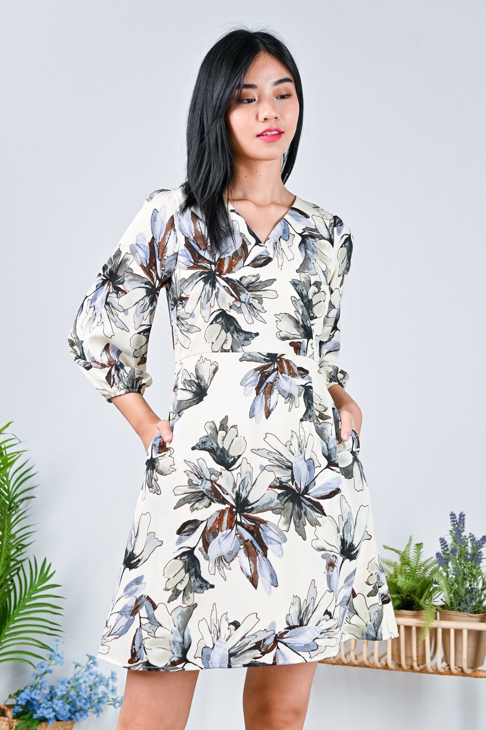 ZINCY FLORAL LONG-SLEEVE DRESS IN CREAM ZINCY FLORAL LONG-SLEEVE DRESS IN CREAM