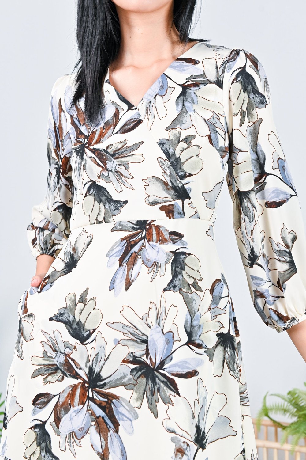 ZINCY FLORAL LONG-SLEEVE DRESS IN CREAM ZINCY FLORAL LONG-SLEEVE DRESS IN CREAM