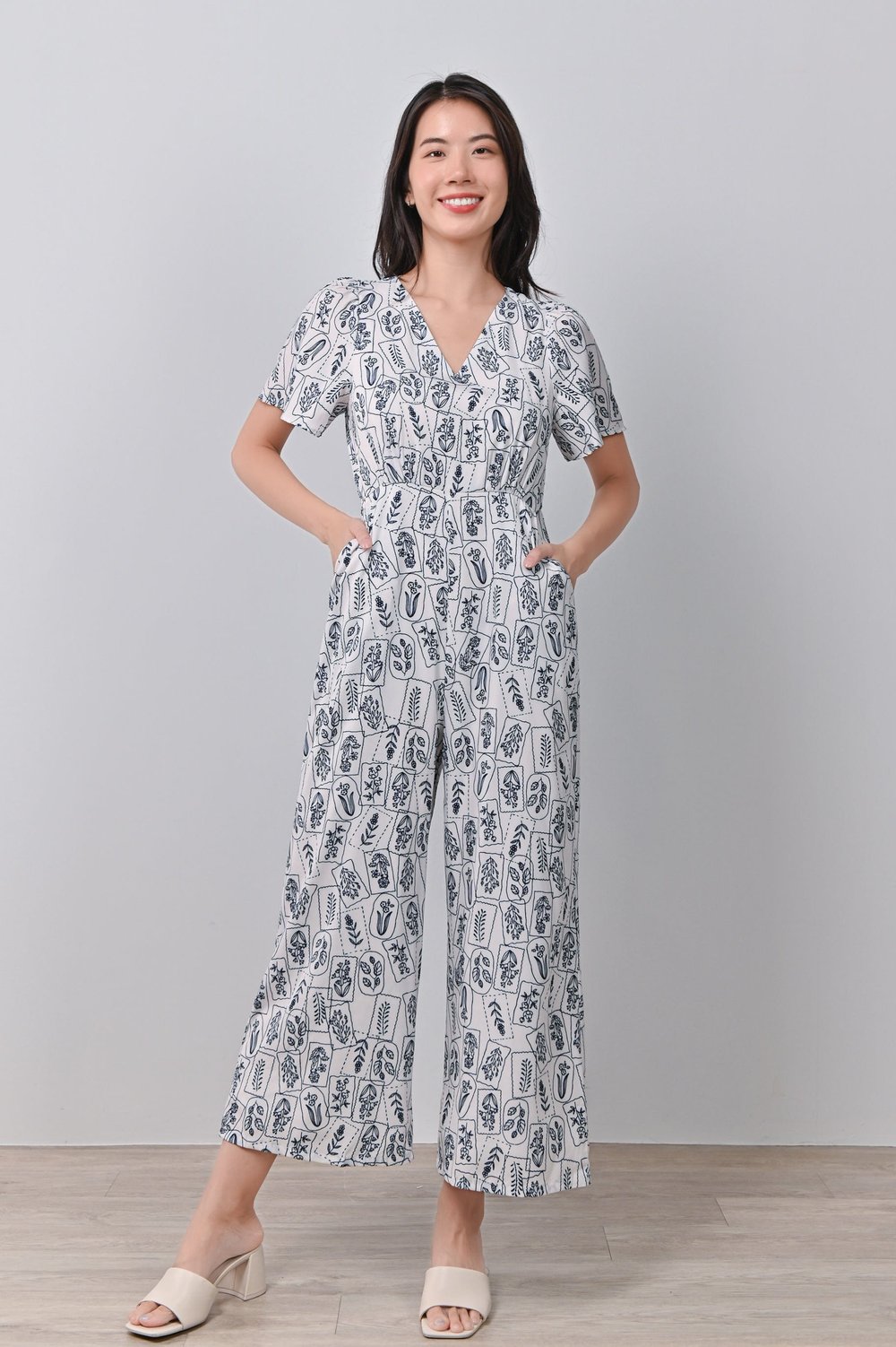 FLOWER STAMPS V-NECK JUMPSUIT FLOWER STAMPS V-NECK JUMPSUIT