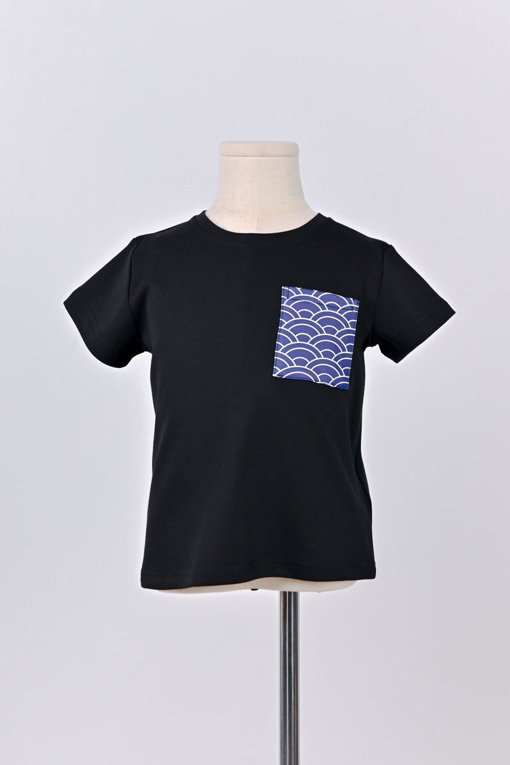 AOI POCKET BLACK KIDS' TEE AOI POCKET BLACK KIDS' TEE