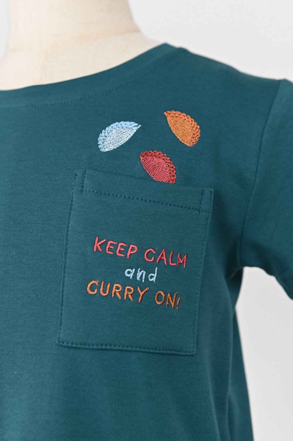 CURRY PUFFS EMB. POCKET KIDS' TEE CURRY PUFFS EMB. POCKET KIDS' TEE