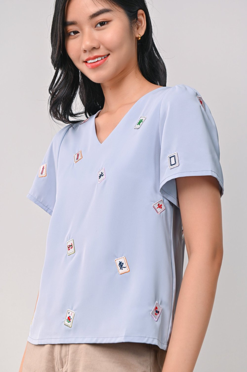 MAHJONG EMB. SLEEVED TOP IN BLUE MAHJONG EMB. SLEEVED TOP IN BLUE