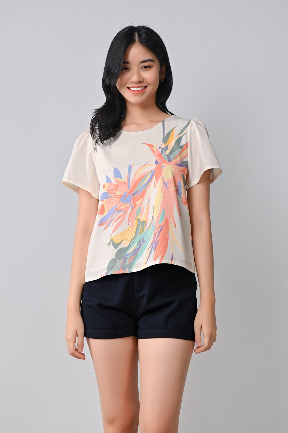 ORIENTAL FLOWERS SLEEVED TOP IN CREAM