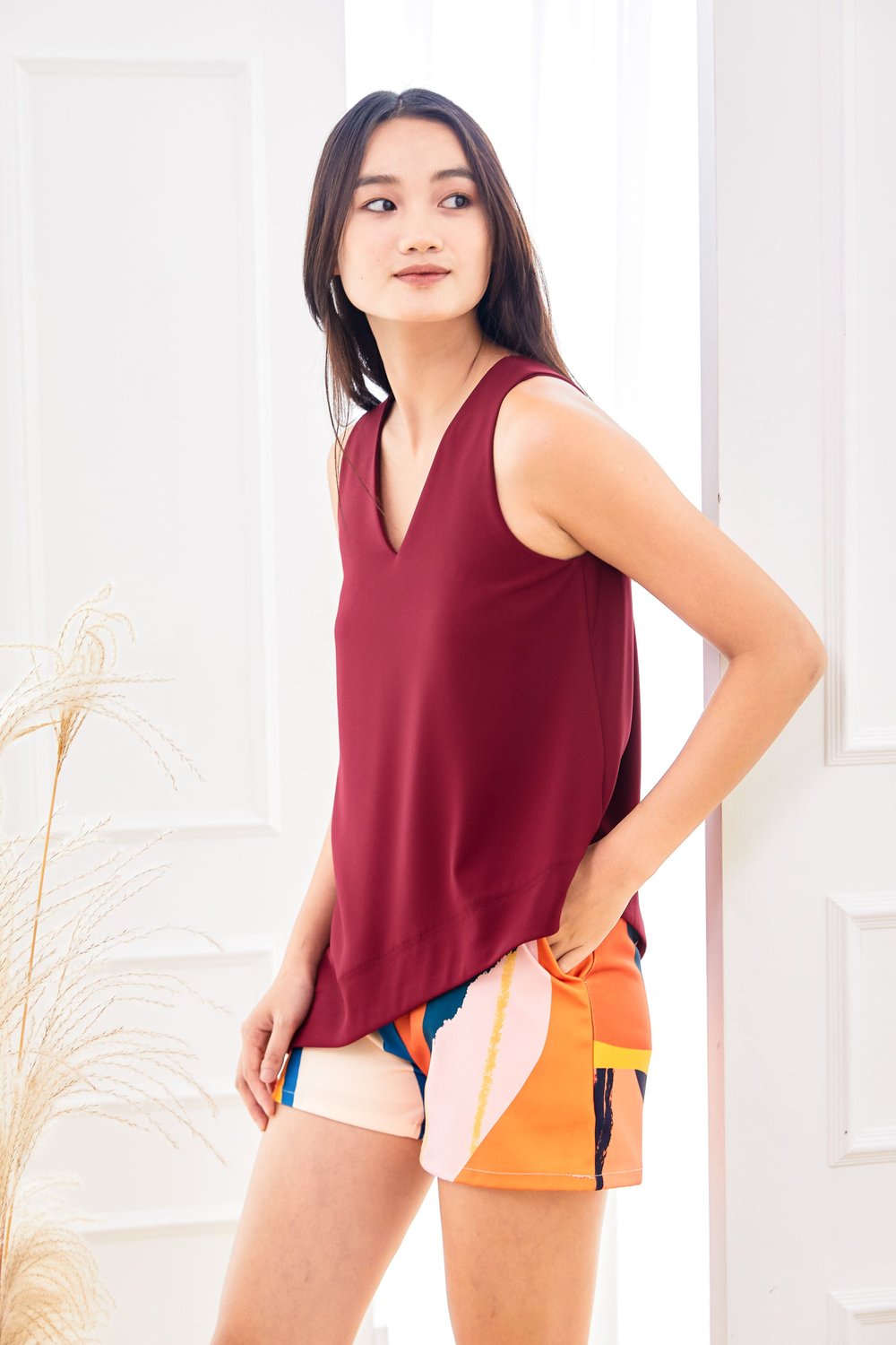 SMITH SLANT-HEM TOP IN WINE