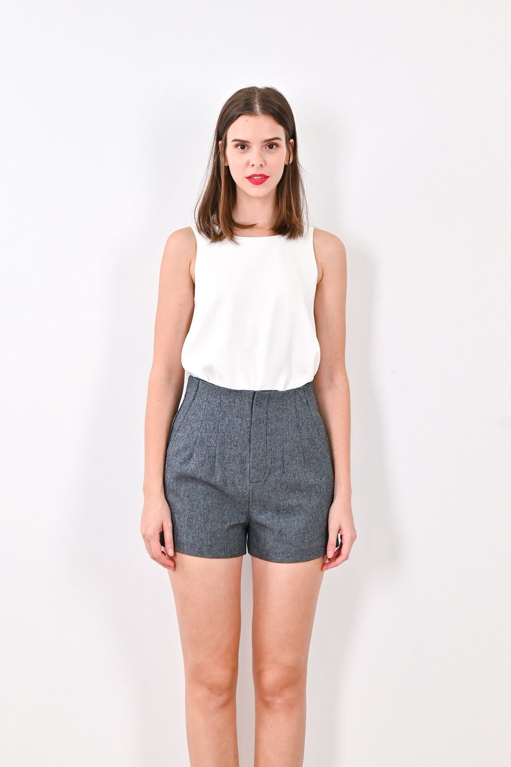 SUEE PLEAT SHORTS IN GREY